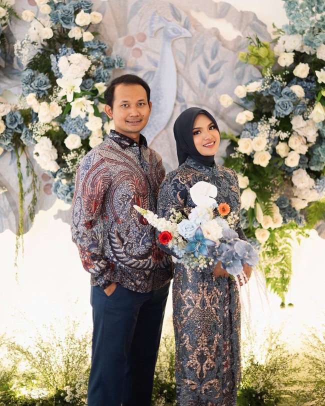 Inilah penampilan keduanya saat prosesi lamaran. Pakakan dengan sentuhan tradisional yang formal tetap menemani. (Foto: Instagram/zahwanadhira)