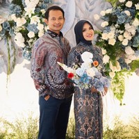 Inilah penampilan keduanya saat prosesi lamaran. Pakakan dengan sentuhan tradisional yang formal tetap menemani. (Foto: Instagram/zahwanadhira)