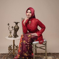 Kebaya merah menjadi andalan perempuan 23 tahun ini. Batik bernuansa senada menyempurnakan gayanya. (Foto: Instagram/zahwanadhira)
