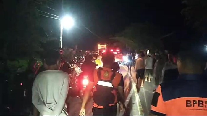 Gadis ABG tewas terseret arus di air terjun Parimo dievakuasi tim SAR.