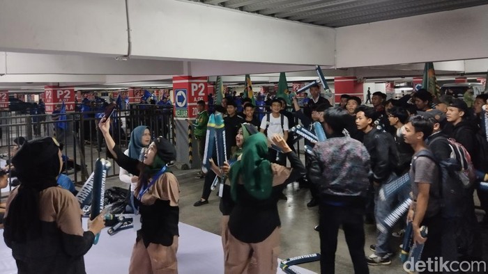 Gemuruh para pendukung jelang debat pamungkas Pilwalkot Bandung.