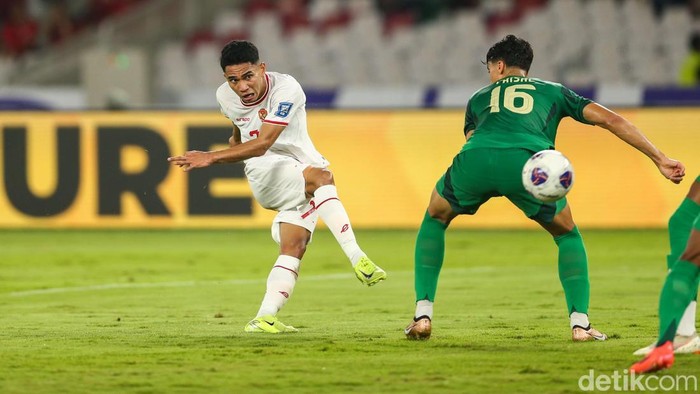 Timnas Indonesia menjamu Arab Saudi di Stadion Utama Gelora Bung Karno, Selasa (19/11/2024) malam WIB. Indonesia sementara memimpin 1-0 atas Arab Saudi pada babak pertama berkat gol Marselino Ferdinan.
