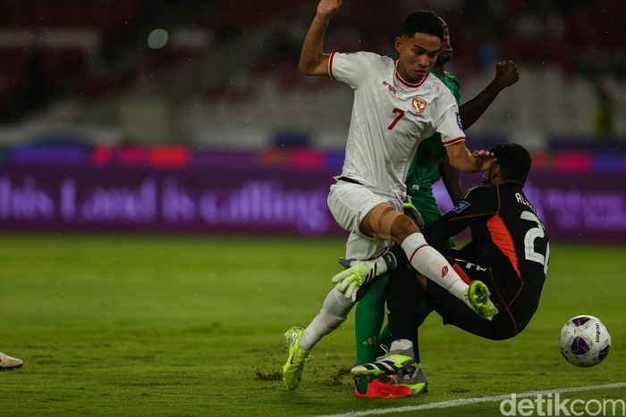 Timnas Indonesia menjamu Arab Saudi di Stadion Utama Gelora Bung Karno, Selasa (19/11/2024) malam WIB. Indonesia sementara memimpin 1-0 atas Arab Saudi pada babak pertama berkat gol Marselino Ferdinan.