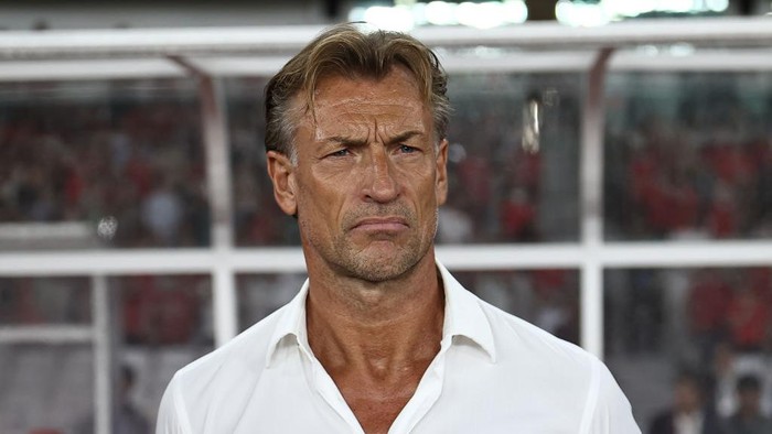 JAKARTA, INDONESIA - NOVEMBER 19: Saudi Arabia Coach Herve Renard looks on during the FIFA World Cup Asian 3rd Qualifier Group C match between Indonesia and Saudi Arabia at Gelora Bung Karno Stadium on November 19, 2024 in Jakarta, Indonesia. (Photo by Robertus Pudyanto/Getty Images)