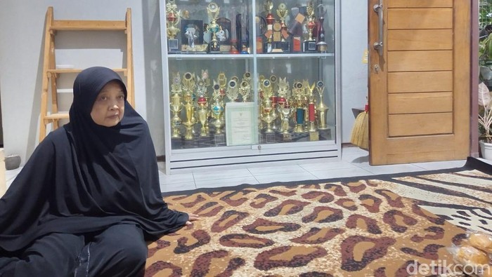 Susanto, ibunda eks pembalap nasional Hokky Krisdianto saat ditemui di rumah duka Desa Pucungrejo, Kecamatan Muntilan, Kabupaten Magelang, Selasa (19/11/2024).