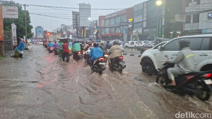 Hujan deras mengakibatkan sejumlah ruas jalan di Kota Bogor terendam banjir, pada Selasa (19/11/2024) sore.