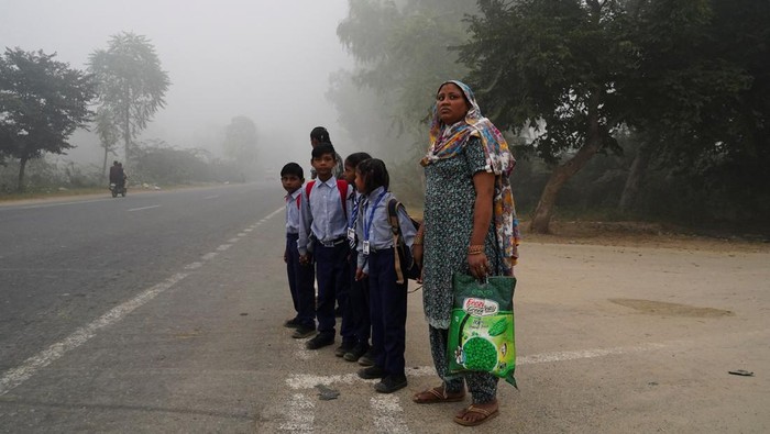 Children leave for school during a smoggy morning amid the ongoing air pollution at Mansa in the northern state of Punjab, India, November 12, 2024. REUTERS/Bhawika Chhabra