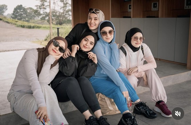 Ryana Dea, Febby Palwinta, Dhini Aminarti, dan Erlyani tampak ikut berlibur bersama Irish. Diketahui Irish memang menjalin pertemanan yang cukup akrab dengan rekan-rekan artisnya tersebut. Foto: Instagram/@_irishbella_