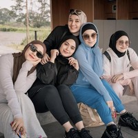 Ryana Dea, Febby Palwinta, Dhini Aminarti, dan Erlyani tampak ikut berlibur bersama Irish. Diketahui Irish memang menjalin pertemanan yang cukup akrab dengan rekan-rekan artisnya tersebut. Foto: Instagram/@_irishbella_