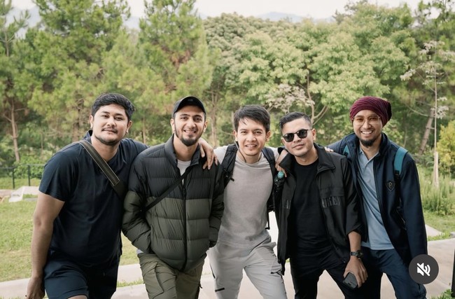 Masing-masing sahabat Irish juga tampak mengajak para suami mereka. Berpose bersama para suami yang ikut, terlihat Haldy sudah cukup akrab dengan para suami sahabat Irish. Foto: Instagram/@_irishbella_