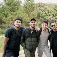 Masing-masing sahabat Irish juga tampak mengajak para suami mereka. Berpose bersama para suami yang ikut, terlihat Haldy sudah cukup akrab dengan para suami sahabat Irish. Foto: Instagram/@_irishbella_