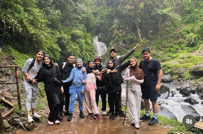 Liburan di alam, terlihat Irish dan Haldy bersama rekan-rekan mereka juga sempat mengunjungi air terjun. Momen liburan tersebut tampak begitu asik dan seru. Foto: Instagram/@_irishbella_
