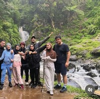 Liburan di alam, terlihat Irish dan Haldy bersama rekan-rekan mereka juga sempat mengunjungi air terjun. Momen liburan tersebut tampak begitu asik dan seru. Foto: Instagram/@_irishbella_