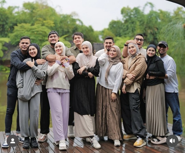 Tampak masing-masing memamerkan kekompakan dan kemesraannya bersama pasangan. Haldy sendiri terlihat merangkul sambil memegang pinggang istrinya, Irish Bella. Foto: Instagram/@_irishbella_
