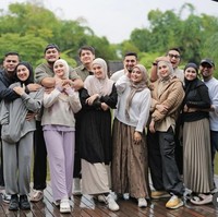 Tampak masing-masing memamerkan kekompakan dan kemesraannya bersama pasangan. Haldy sendiri terlihat merangkul sambil memegang pinggang istrinya, Irish Bella. Foto: Instagram/@_irishbella_