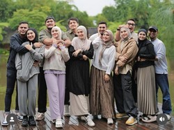 Foto Irish Bella-Haldy Liburan Bareng Bestie, Rangkul Mesra & Pangku-pangkuan