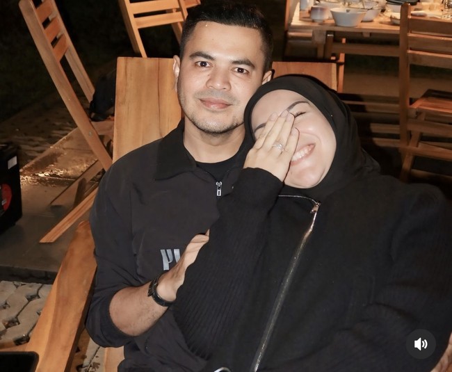 Di salah satu foto juga terlihat Irish dan Haldy yang saling pangku-pangkuan. Sambil menutupi wajahnya, ibu 2 orang anak itu tampak malu-malu saat difoto. Foto: Instagram/@_irishbella_