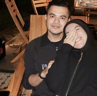 Di salah satu foto juga terlihat Irish dan Haldy yang saling pangku-pangkuan. Sambil menutupi wajahnya, ibu 2 orang anak itu tampak malu-malu saat difoto. Foto: Instagram/@_irishbella_