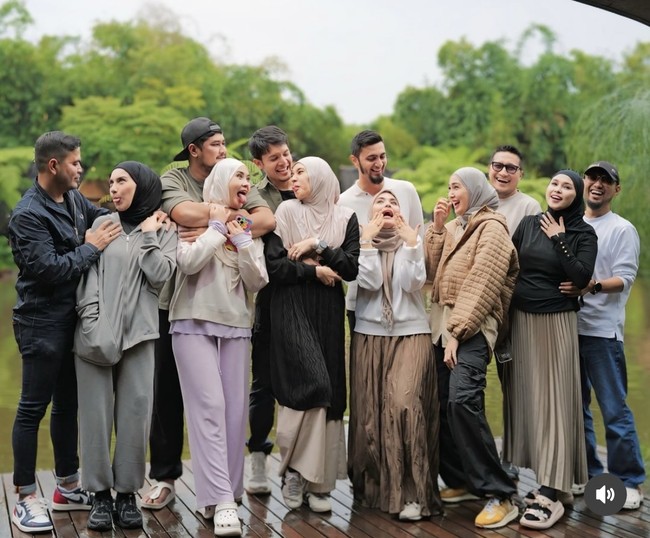 Kebahagiaan tampak jelas terpancar di wajah Irish Bella. Tak sedikit yang juga memuji pertemanan Irish. “Definisi pertemanan sehat,” komentar salah seorang netizen. “Positif vibes bgt circle nya MasyaAllah,” tambah netizen lain. Foto: Instagram/@_irishbella_