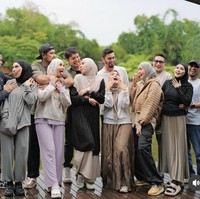 Kebahagiaan tampak jelas terpancar di wajah Irish Bella. Tak sedikit yang juga memuji pertemanan Irish. “Definisi pertemanan sehat,” komentar salah seorang netizen. “Positif vibes bgt circle nya MasyaAllah,” tambah netizen lain. Foto: Instagram/@_irishbella_