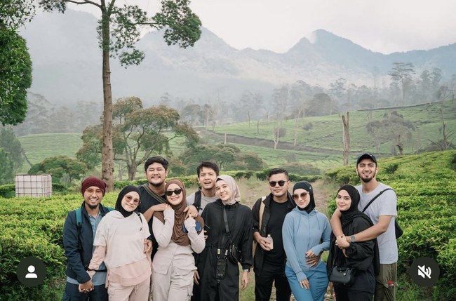 Setelah dinikahi Haldy Sabri, kehidupan Irish Bella tampak semakin bahagia. Dari unggahan Instagram terlihat keduanya baru saja berlibur bersama para sahabat yang juga merupakan rekan-rekan artisnya. Foto: Instagram/@_irishbella_