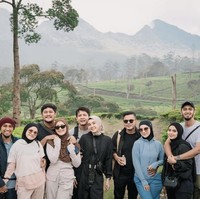 Setelah dinikahi Haldy Sabri, kehidupan Irish Bella tampak semakin bahagia. Dari unggahan Instagram terlihat keduanya baru saja berlibur bersama para sahabat yang juga merupakan rekan-rekan artisnya. Foto: Instagram/@_irishbella_