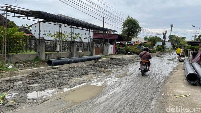 Jalan Bakti, Medan Helvetia, rusak parah akibat adanya penggalian pipa PDAM Tirtanadi (M Hasbi/detikcom)