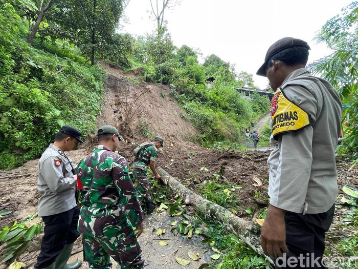 Jalur menuju Telaga Ngebel longsor