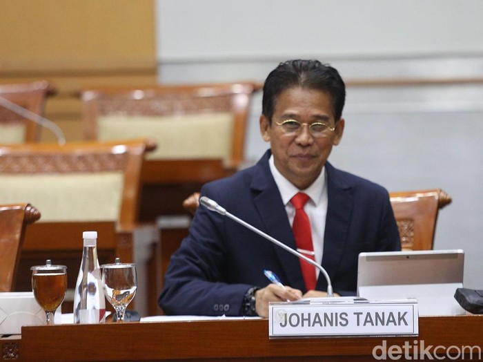 Calon pimpinan KPK yang juga Wakil Ketua KPK periode 2019-2024, Johanis Tanak saat mengikuti uji kelayakan dan kepatutan (Fit and Proper Test) calon Pimpinan KPK dengan Komisi III DPR di Kompleks Parlemen, Senayan, Jakarta, Selasa (19/11/2024).