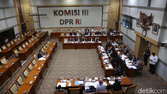Calon pimpinan KPK yang juga Wakil Ketua KPK periode 2019-2024, Johanis Tanak saat mengikuti uji kelayakan dan kepatutan (Fit and Proper Test) calon Pimpinan KPK dengan Komisi III DPR di Kompleks Parlemen, Senayan, Jakarta, Selasa (19/11/2024).