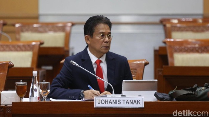 Calon pimpinan KPK yang juga Wakil Ketua KPK periode 2019-2024, Johanis Tanak saat mengikuti uji kelayakan dan kepatutan (Fit and Proper Test) calon Pimpinan KPK dengan Komisi III DPR di Kompleks Parlemen, Senayan, Jakarta, Selasa (19/11/2024).