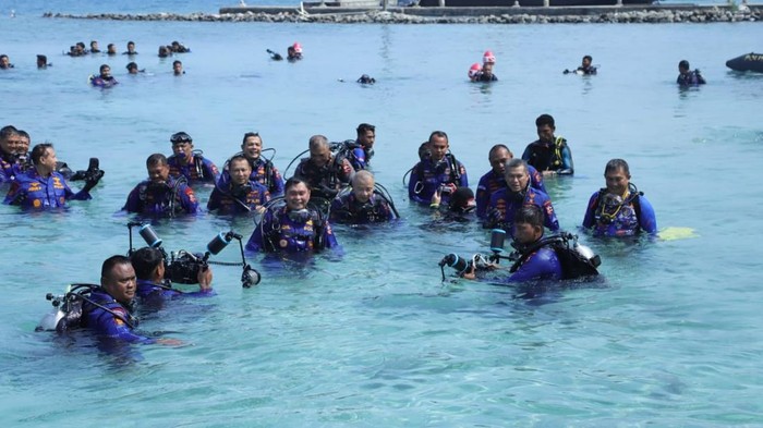 Kabaharkam Polri Komjen Fadil Imran memimpin transplantasi terumbu karang.