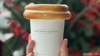 Kalau ini Hot Chocolate yang dibuat dari dark chocolate 55% dan disajikan bersama marshmallow serta whip cream.
