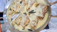 Bagi yang suka sajian lembut gurih, ada crespelle. Chef Claudio membuat adonan suzette crepes berisi tumisan jamur saus creamy. 