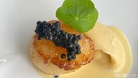 Chef Claudio juga membawa menu pass around menarik. Salah satunya scallop dengan caviar dan puree seledri.