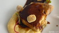 Tak kalah istimewa, inilah foie gras panggang yang disajikan bersama polenta dan taburan kacang hazelnut.