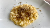 Risotto disiapkan fresh di cheese wheel. Teksturnya creamy dengan rasa gurih keju yang kuat. Risotto lalu diberi parutan black truffle yang istimewa! 