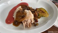 Menu kalkun ini diberi pendamping brussel sprouts panggang dan saus cranberry yang asam segar.