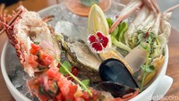 Bagi pencinta seafood, jangan lewatkan Fresh Seafood on Ice. Pilihan kepiting, lobster, tiram, hingga prawn cocktail disajikan dengan bumbu dan cocolan. Segar!