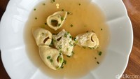 Kalau ini pasta Italia tortellini diberi isian daging ayam cincang. Disajikan bersama kuah kaldu yang gurih ringan dan taburan keju parmesan.