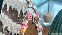 Pastry chef Park Hyatt Jakarta, Ali Saleh Aziz menutup santapan dengan sempurna. Ia membawa gingerbread house, aneka pastry, cake, dan cokelat.