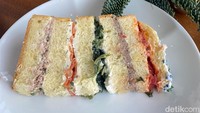 Sebagai pembuka, ada panettone khas Italia yang dibentuk seperti menara sandwich. Claudio menggunakan roti brioche lalu diisi sayuran, daging, hingga pate.