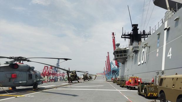 Kapal HMAS Adelaide milik Australian Defence Force (ADF) tengah bersandar di Pelabuhan Tanjung Priok, Jakarta Utara