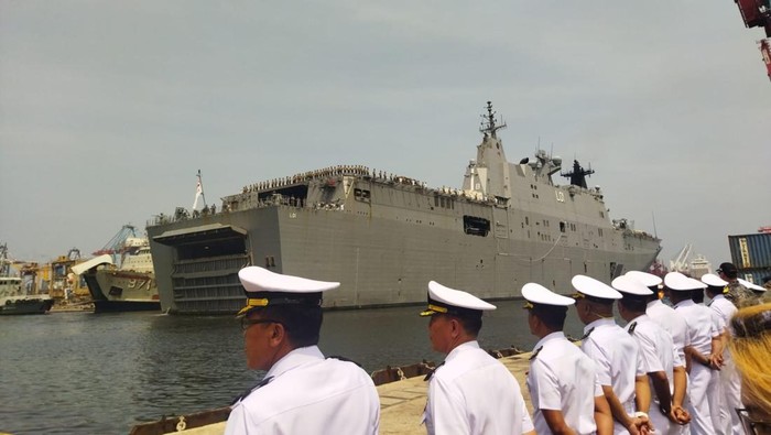 Kapal HMAS Adelaide milik Australian Defence Force (ADF) tengah bersandar di Pelabuhan Tanjung Priok, Jakarta Utara.