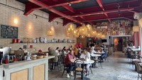 Dikenal dengan sebutan rumah merah, bangunan kafe dan restoran ini bernama Kapitan Lim ini memiliki kombinasi warna merah dan putih yang mencolok dengan lampion-lampion yang menggantung di sekelilingnya. 