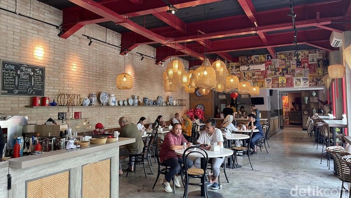 Kapitan Lim, Kafe Bernuansa Tionghoa di Tanah Abang Kapitan Lim menawarkan hidangan yang lezat dengan bangunan bergaya Tionghoa. Yuk lihat kafe yang berada di samping kompleks Pasar Tanah Abang Blok A tersebut.