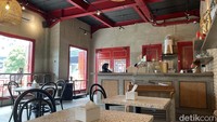 Rata-rata pengunjung yang memanfaatkan cafe dan resto Kapitan Lim ini terdiri dari berbagai kalangan, di mana banyak dari mereka adalah orang-orang yang datang setelah berbelanja di Tanah Abang, serta pengunjung yang mengadakan meeting atau event-event keluarga, menciptakan suasana yang ramai dan hangat di kafe Kapitan Lim ini. 
