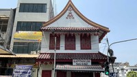 Kapitan Lim berada di samping kompleks Pasar Tanah Abang Blok A, dengan bangunan bergaya Tionghoa yang menyerupai wihara. Lokasi ini menjadikannya tempat yang sempurna untuk menikmati pengalaman makan yang berbeda sambil menyaksikan lalu lintas kesibukan orang-orang yang berlalu-lalang. 
