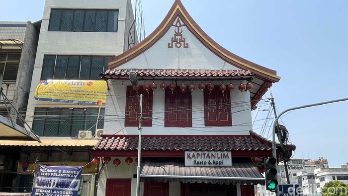 Kapitan Lim, Kafe Bernuansa Tionghoa di Tanah Abang Kapitan Lim menawarkan hidangan yang lezat dengan bangunan bergaya Tionghoa. Yuk lihat kafe yang berada di samping kompleks Pasar Tanah Abang Blok A tersebut.