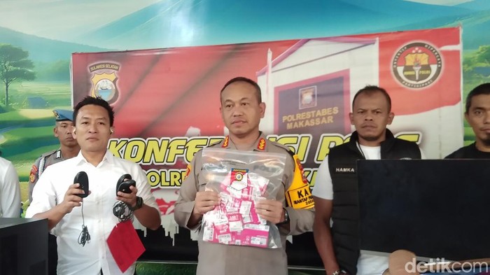 Kapolrestabes Makassar Kombes Mokhamad Ngajib saat rilis penangkapan pelaku judi online.